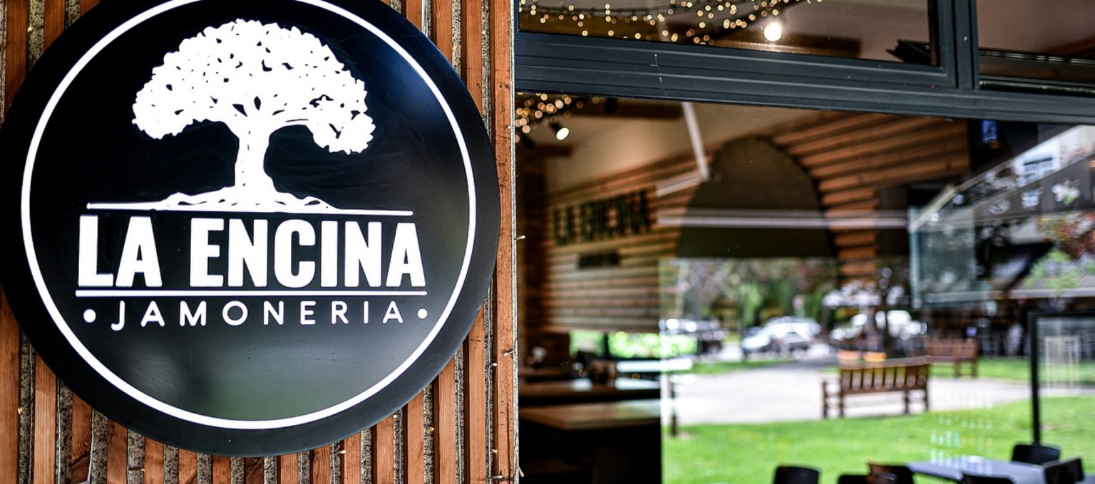 Jamonería La Encina en Oleiros, entrada del local con terraza